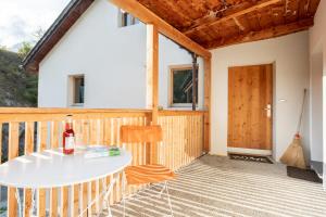 Balkoni atau teres di Chasa Sampuoir