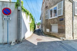 una señal de calle frente a un edificio en Quiet & Comfortable Studio Near Lyon Sainte-Foy-lès-Lyon, en Sainte-Foy-lès-Lyon