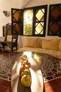 Una habitación con una mesa con un montón de comida encima. en Dar Rass El Maa, en Chefchaouen 13 fotos más