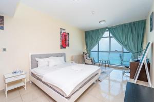 Postel nebo postele na pokoji v ubytování Sunset Dreams Seaview Apartments by the Beach + 33 fotografií