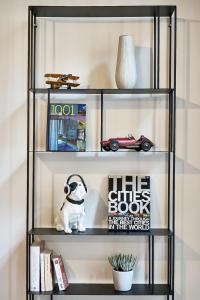 Una estantería con un perro de juguete y libros. en Le Chartreux -Canut Lyonnais -Croix Rousse, en Lyon