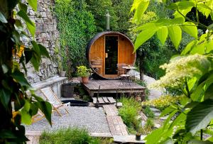 a small garden with a wooden table and chairs at Stone Oven House in Rorá