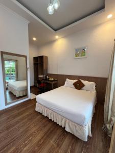 a hotel room with a bed and a mirror at Hotel Purnama Lenggang in Gantung