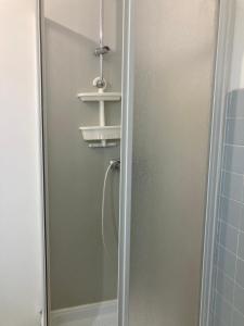 eine Dusche mit Glastür im Badezimmer in der Unterkunft Hotel La Grange in Boutx
