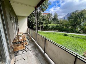 veranda con panchina e vista sul parco di Basic & Comfy on Langgrütstrasse a Zurigo