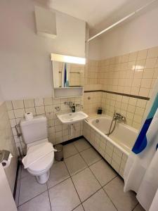 un bagno con un water, una vasca e un lavandino di Basic & Comfy on Langgrütstrasse a Zurigo