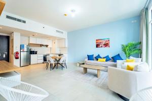 een woonkamer met een bank en een tafel bij Sustainable Luxury 1BR Reem Island Stay 4 Guest in Abu Dhabi