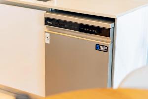 een vaatwasser in een keuken onder een aanrecht bij Sustainable Luxury 1BR Reem Island Stay 4 Guest in Abu Dhabi