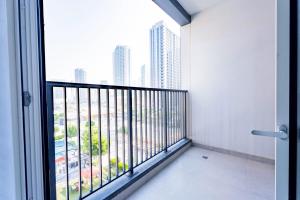 een balkon met uitzicht op een stad bij Sustainable Luxury 1BR Reem Island Stay 4 Guest in Abu Dhabi