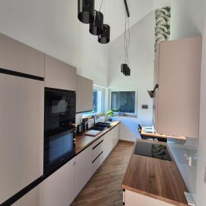 Kuchyň nebo kuchyňský kout v ubytování Dom pod lasem + 19 fotografií