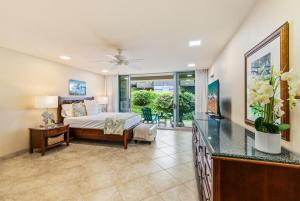 1 dormitorio grande con 1 cama y balcón en Eldorado E102 · EL E102 Quiet Condo w Lanai AC Beach Cabana Gym, en Kaanapali 59 fotos más