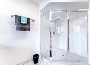 Ένα μπάνιο στο Beautiful Lake View Home - Close Beaches and IMG +19 φωτογραφίες