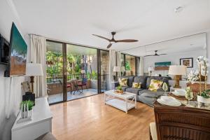 Una televisión o centro de entretenimiento en Paki Maui 217 · PM 217 Cozy 1BR Oceanfront Condo w Pool