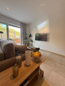 TV a/nebo společenská místnost v ubytování Esterel Bay + 22 fotografií