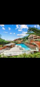 Bazén v ubytování Esterel Bay nebo v jeho okolí