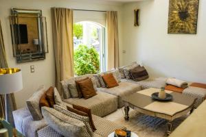 Χώρος καθιστικού στο Provencal Villa With Forest Views And Pool