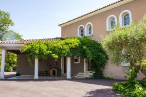 Κήπος έξω από το Provencal Villa With Forest Views And Pool