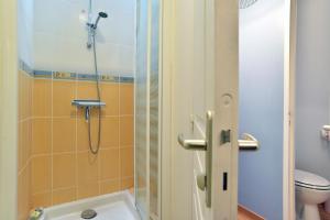 a bathroom with a shower and a toilet at Appartement Terre - 400m de la Plage in Saint-Lunaire