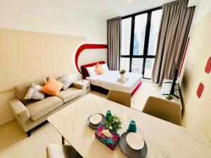 un salon avec un canapé et une table dans l'établissement Majestic residence KLCC Luxury Pool, à Kuala Lumpur 55 autres photos