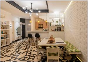 Η κουζίνα ή μικρή κουζίνα στο 3 Bedroom Private Pool Villa in North Goa by Amorey Stays