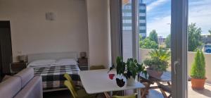 Μπαλκόνι ή βεράντα στο Cozy flat in Famagosta area near Forum di Assago