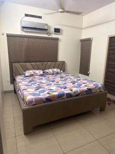 een bed in een kamer met een dekbed erop bij Sita stays in Vijayawāda