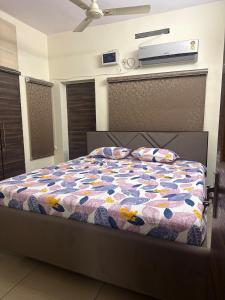 een slaapkamer met een bed met een dekbed erop bij Sita stays in Vijayawāda