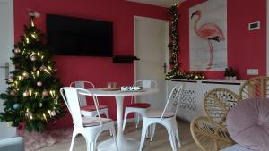 Μια τηλεόραση ή/και κέντρο ψυχαγωγίας στο Delightful tropical retreat close to the sea