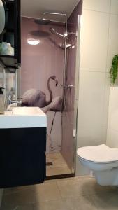 Ένα μπάνιο στο Delightful tropical retreat close to the sea