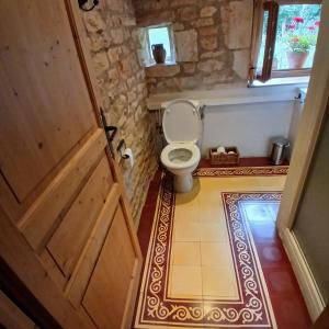 Couloutreにあるメゾン フランクライクのバスルーム(トイレ付)、木製のドアが備わります。