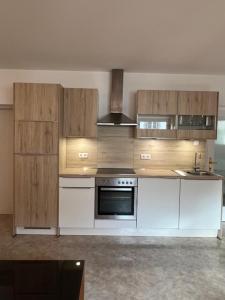 cocina con armarios de madera y fogones en Ferienwohnung Romy, en Absam