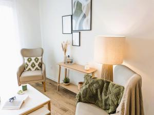シェルにあるRésidence de Chellesのリビングルーム(椅子、ランプ付)