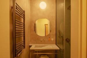 カルロヴィ・ヴァリにあるHotel Golden Lambの洗面台と鏡のあるバスルーム +38枚の写真