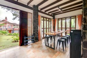 万隆Villa Pinokio W BBQ & Backyard的餐厅里有一张桌子和几把椅子 更多18张照片
