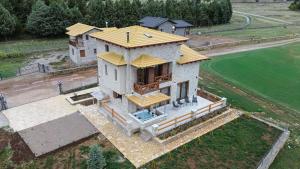vue aérienne d'une maison avec un toit dans l'établissement Snow Chalets Parnassos, à Kalívia