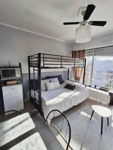 una camera da letto con un letto a castello e un tavolo di Studio Chez Blondine l Proximité Europa-park l a Krafft