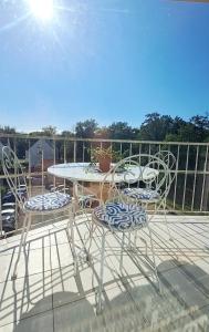 un tavolo e sedie seduti su una terrazza di Studio Chez Blondine l Proximité Europa-park l a Krafft