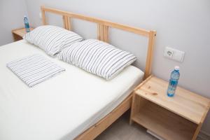 オムスクにあるApartment Shukshinaのベッド1台(枕2つ、ボトル入り飲料水1本付)