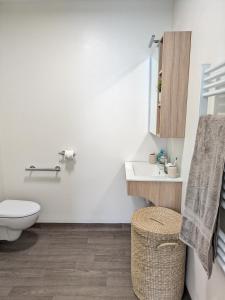 シェルにあるRésidence de Chellesのトイレと洗面台のあるバスルーム +20枚の写真