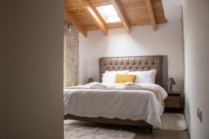 une chambre avec un grand lit et une fenêtre dans l'établissement Snow Chalets Parnassos, à Kalívia