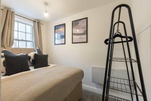 ein Schlafzimmer mit einem Bett und einer Leiter darin in der Unterkunft Lovely 2BED Whitehaven Apartment with Sea Views in Whitehaven