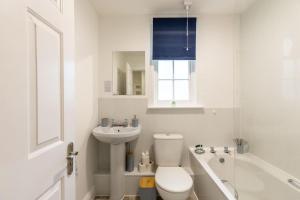 ein weißes Badezimmer mit Toilette und Waschbecken in der Unterkunft Lovely 2BED Whitehaven Apartment with Sea Views in Whitehaven