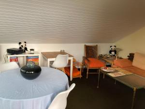 a living room with a table and a couch at Helles Apartment mit Balkon in ruhiger Lage in Hameln