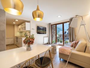 TV a/nebo společenská místnost v ubytování Villa de Plan Apartments&Suites