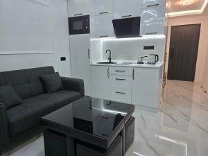 a living room with a couch and a sink at Blue sky in Itʼkhvisi