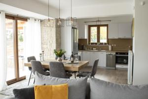 une cuisine et une salle à manger avec une table et des chaises dans l'établissement Snow Chalets Parnassos, à Kalívia