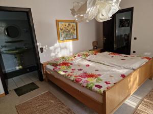 a bedroom with a bed with flowers on it at Apartment Schomaker-Fatmann in Werlte