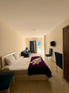 Postel nebo postele na pokoji v ubytování Tiba Golden Resort