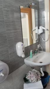 un bagno con lavandino e specchio di Hotel Blu a Rieti