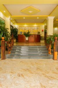 BiđongにあるHồng Ngọc 1 Hotel Tà Đùngのホテルへ続く階段のあるロビー